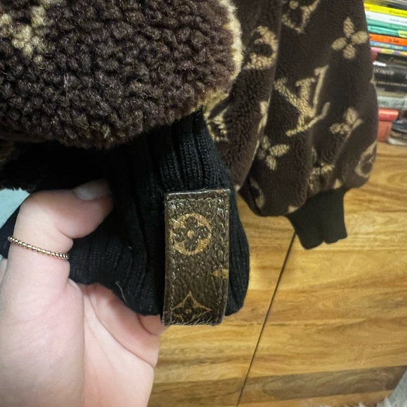 Louis Vuitton
Women's Reversible Cocoon Bomber Jacket Monogram Fleece - Picture 4 of 4